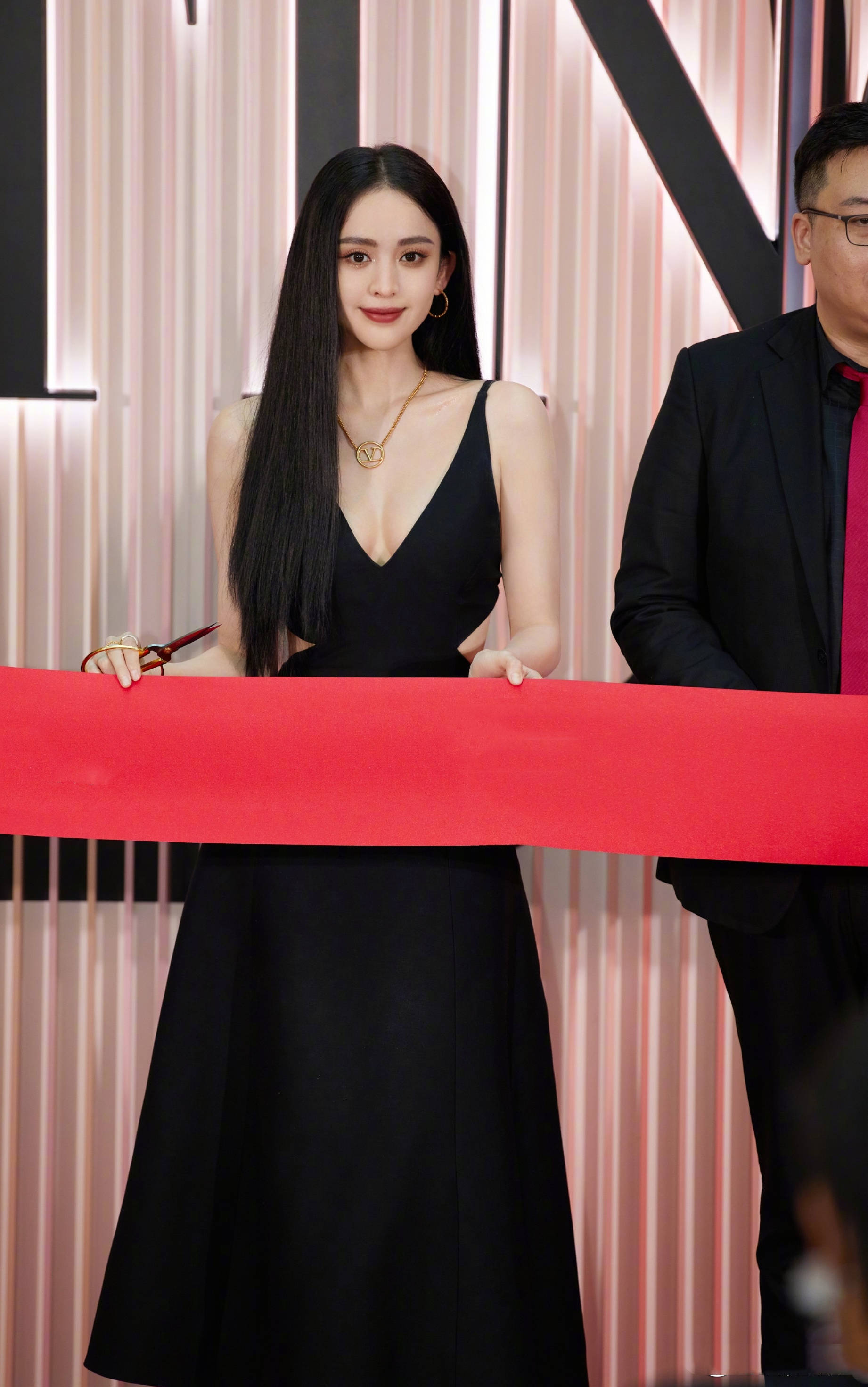 风情 古力娜扎不愧是异域风情的大美女，穿抹胸吊带太显嫩，造型感绝了