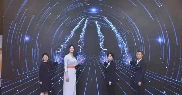 面料 惠若琪产后亮相,穿银色长裙温柔又气质,192身高人群中太占便宜