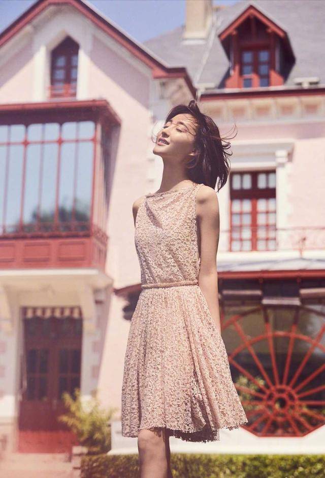 刺绣 王丽坤身材真有“料”，一袭白色连衣裙身材凹凸感十足，美丽动人