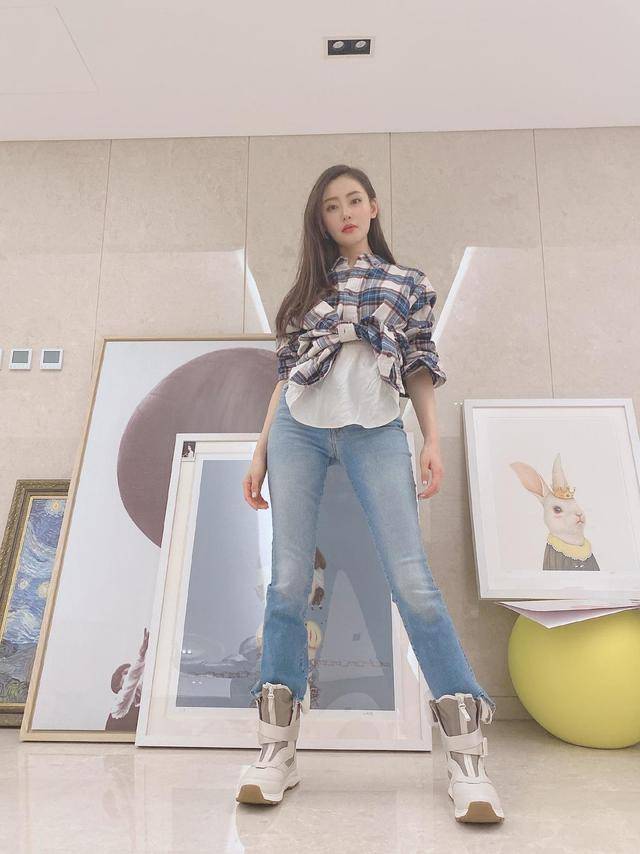 设计 张天爱穿衣太个性！拼接假两件连衣裙性感霸气，穿帆布鞋无违和感