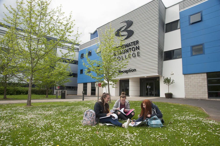 英国高中英国留学必知的英国高中分类