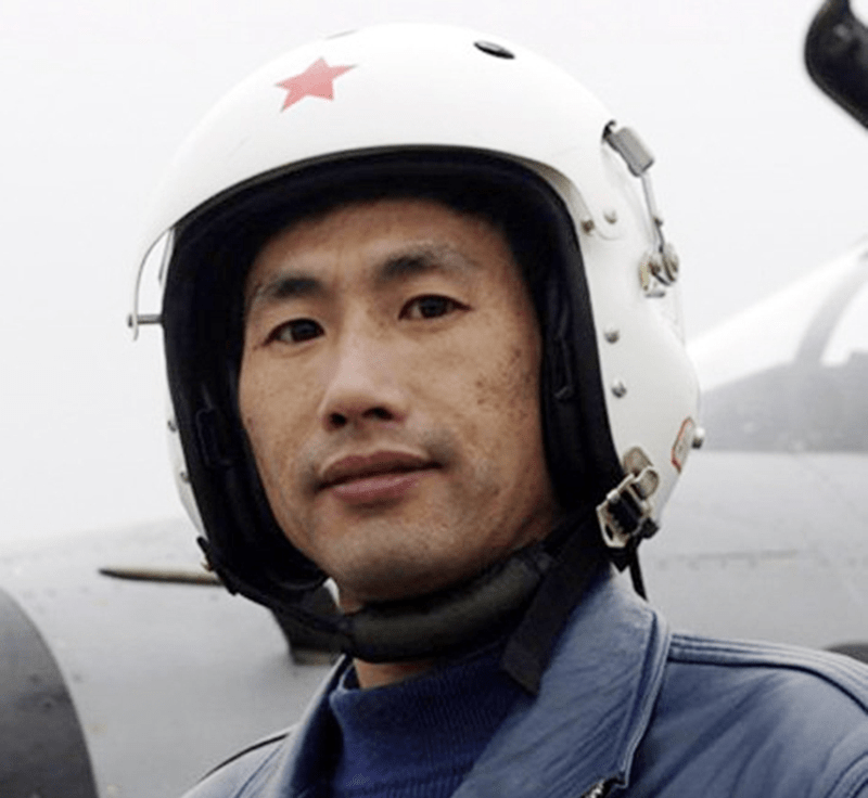 特级试飞员梁万俊驾驶的飞机出现漏油为保护飞机拿生命作赌注