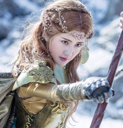 她是新《倚天》中的殷素素,出演《白发》再次走红,后生可畏