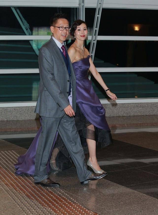 魅力 52岁的李嘉欣穿紫色小礼裙很显“贵”，身材没缩水，状态真好