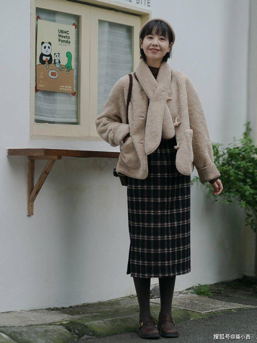 羊羔 冬季还是穿“羊羔毛外套”最减龄，配半身裙、小黑裤，时髦又洋气