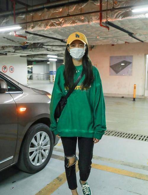 黑色 沈梦辰气色丝毫不减从前，穿绿色印花短袖好俏皮，性格太喜人