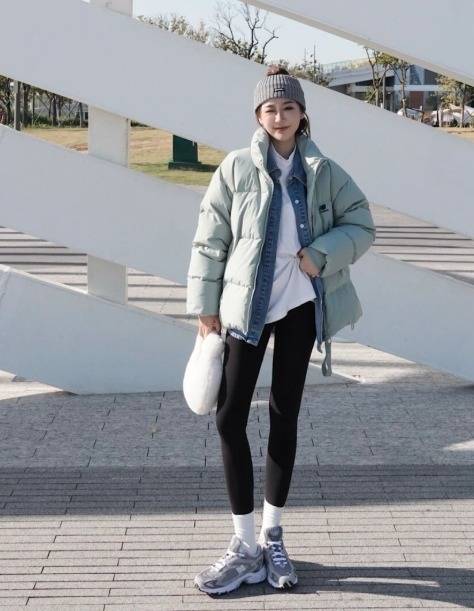 黑色 穿不厌的羽绒服,入冬选择这么穿不仅保暖舒适,还很减龄又时髦