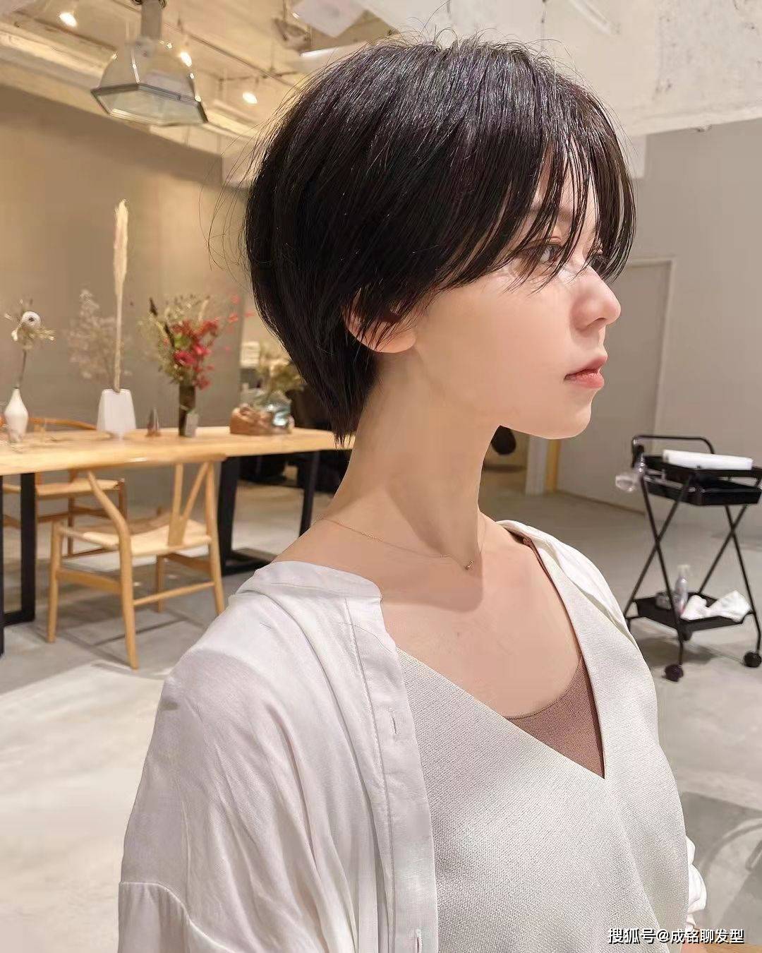 发型换对“精灵系”短发有多美，看完这8组对比就知道，小脸又减龄