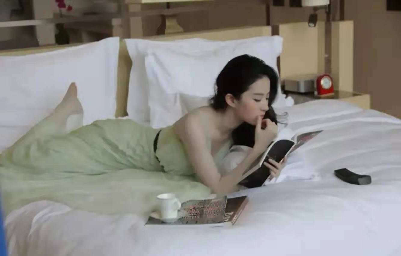 原创刘亦菲卧室照片被翻出,床上遥控器引起热议,网友:"真会享受"