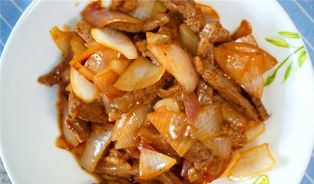 美食|早餐的煎牛扒，十分钟变身嫩滑炒牛柳，这食谱实用好吃，家人喜欢