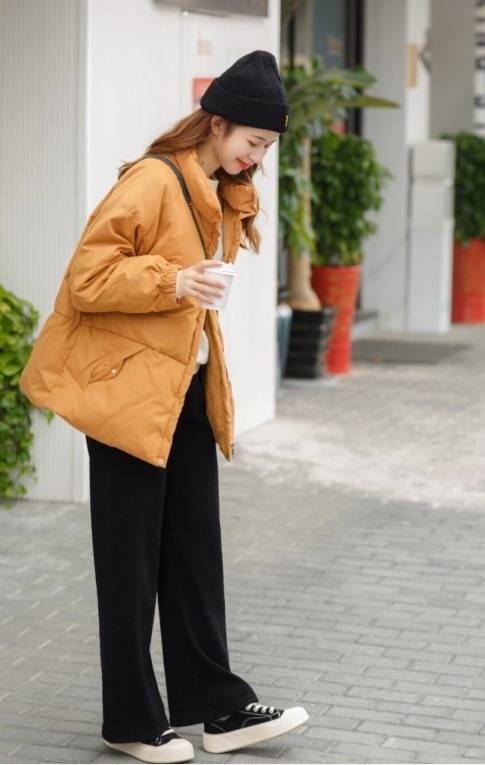 黑色 穿不厌的羽绒服，入冬选择这么穿不仅保暖舒适，还很减龄又时髦