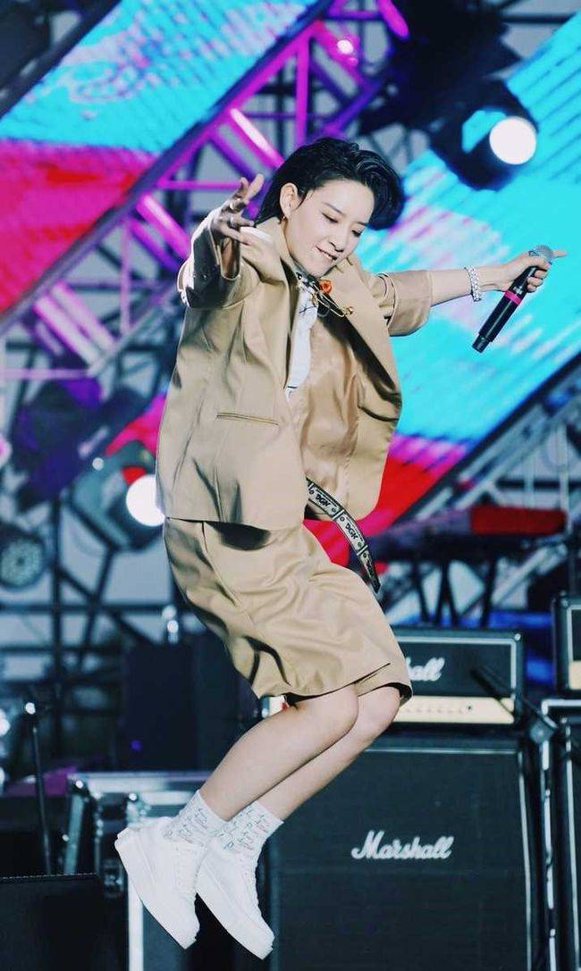 黑色 长款的风衣，配一双黑色短靴，更是显得格外的精致迷人