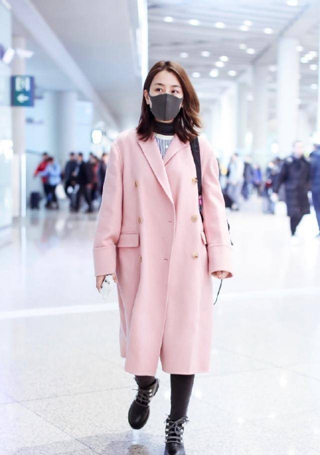 一身 马苏用一件粉色大衣证明，减龄变年轻就是这么简单