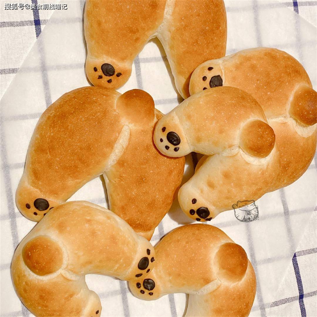 面包伪装成吐司的柯基犬和外观如柯基屁屁的面包，你喜欢哪个？
