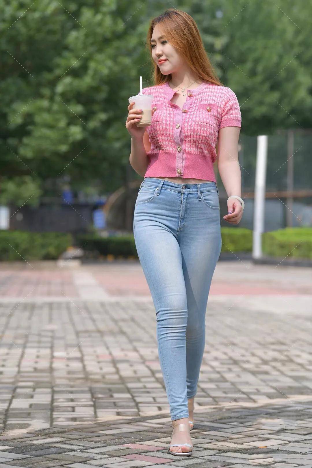 原创紧身牛仔裤加半袖针织衫,简单修身的穿搭方式,你学会了吗?