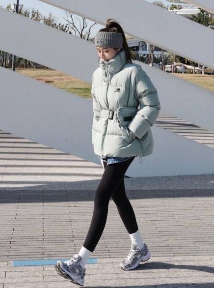 黑色 穿不厌的羽绒服,入冬选择这么穿不仅保暖舒适,还很减龄又时髦