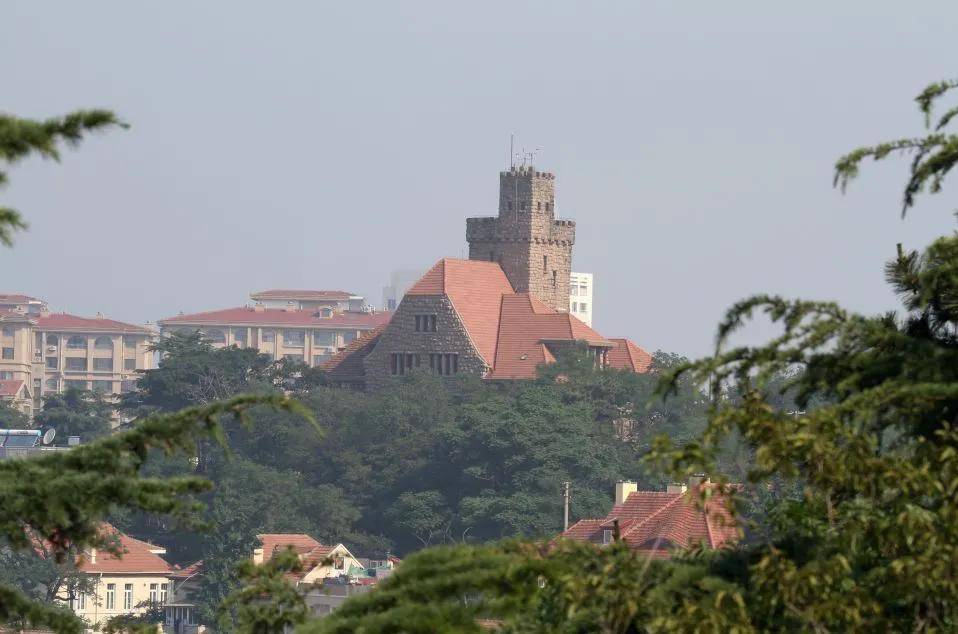 青岛观象台在近代中国气象,海洋科学发展史上占有很重要的地位.