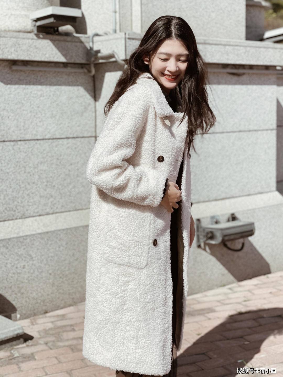 羊羔 冬季还是穿“羊羔毛外套”最减龄，配半身裙、小黑裤，时髦又洋气