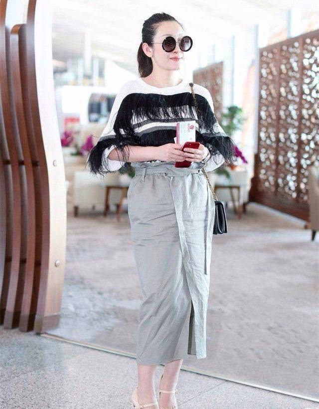 曲线 秦海璐明知道自己胯宽，还穿蕾丝包臀裙，看起来更胖了！