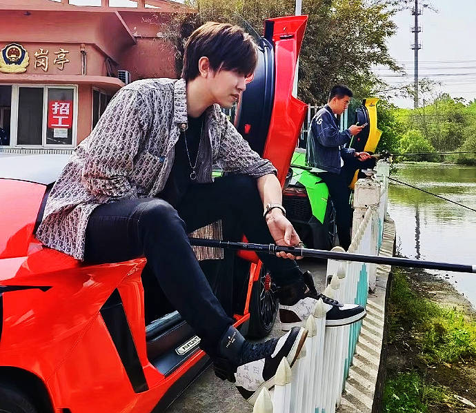 原创探店界泥石流mr白冰日益丰硕,网友:求你让助理小姐姐也吃一口吧