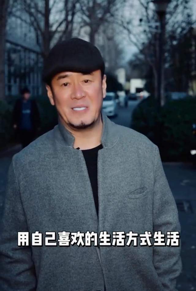 48歲楊坤曬近照，臉色憔悴戴帽仍顯髮際線高，身後白色擺件好貴氣 娛樂 第6張