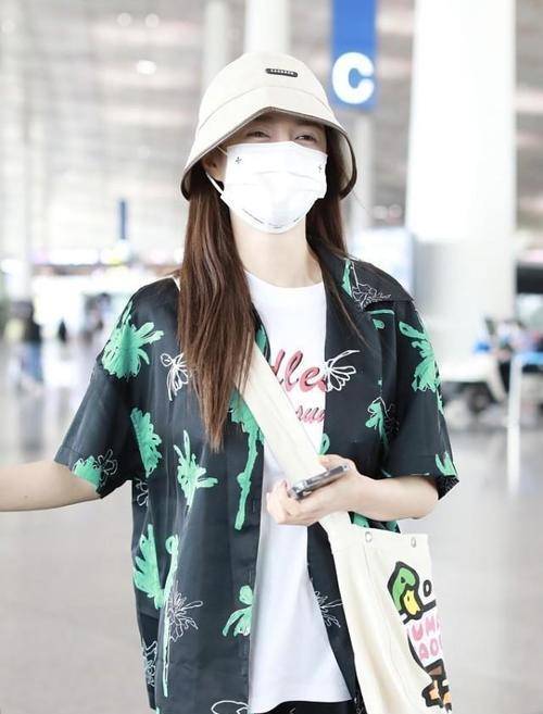 黑色 沈梦辰气色丝毫不减从前，穿绿色印花短袖好俏皮，性格太喜人