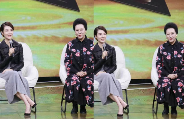 裙子 车晓母女同框，66岁王丽云穿印花裙母女似共用一张脸，同框像闺蜜