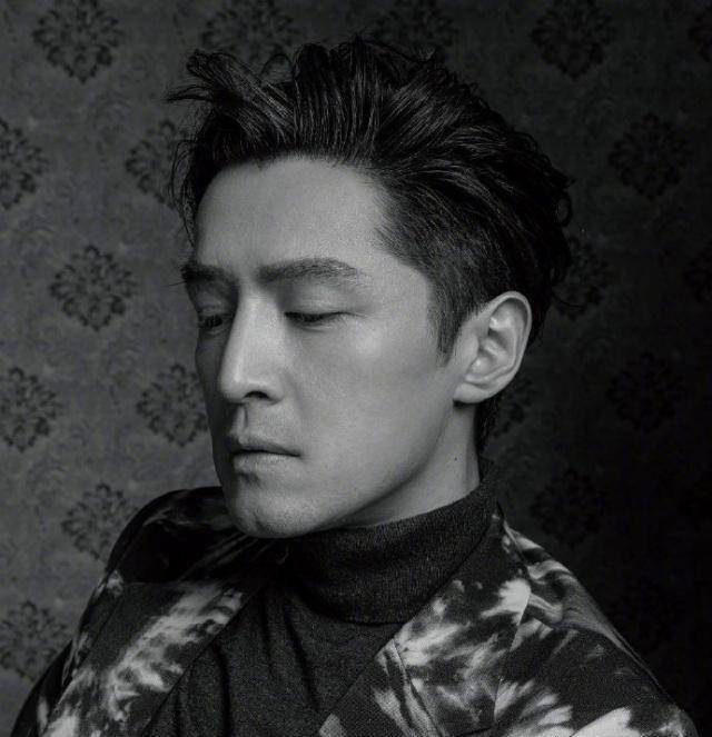 新造型 胡歌拍封面新造型!穿西装似霸道总裁,37岁果然帅得与众不同