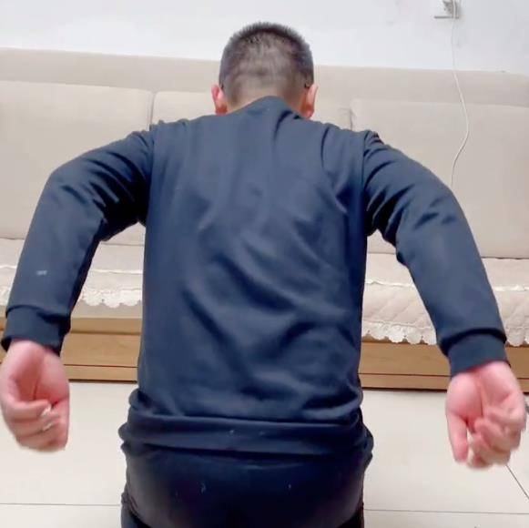 一家人|郭威陪奇奇玩“挑战18岁”，背影跟姚师兵重合，姚家基因太强大