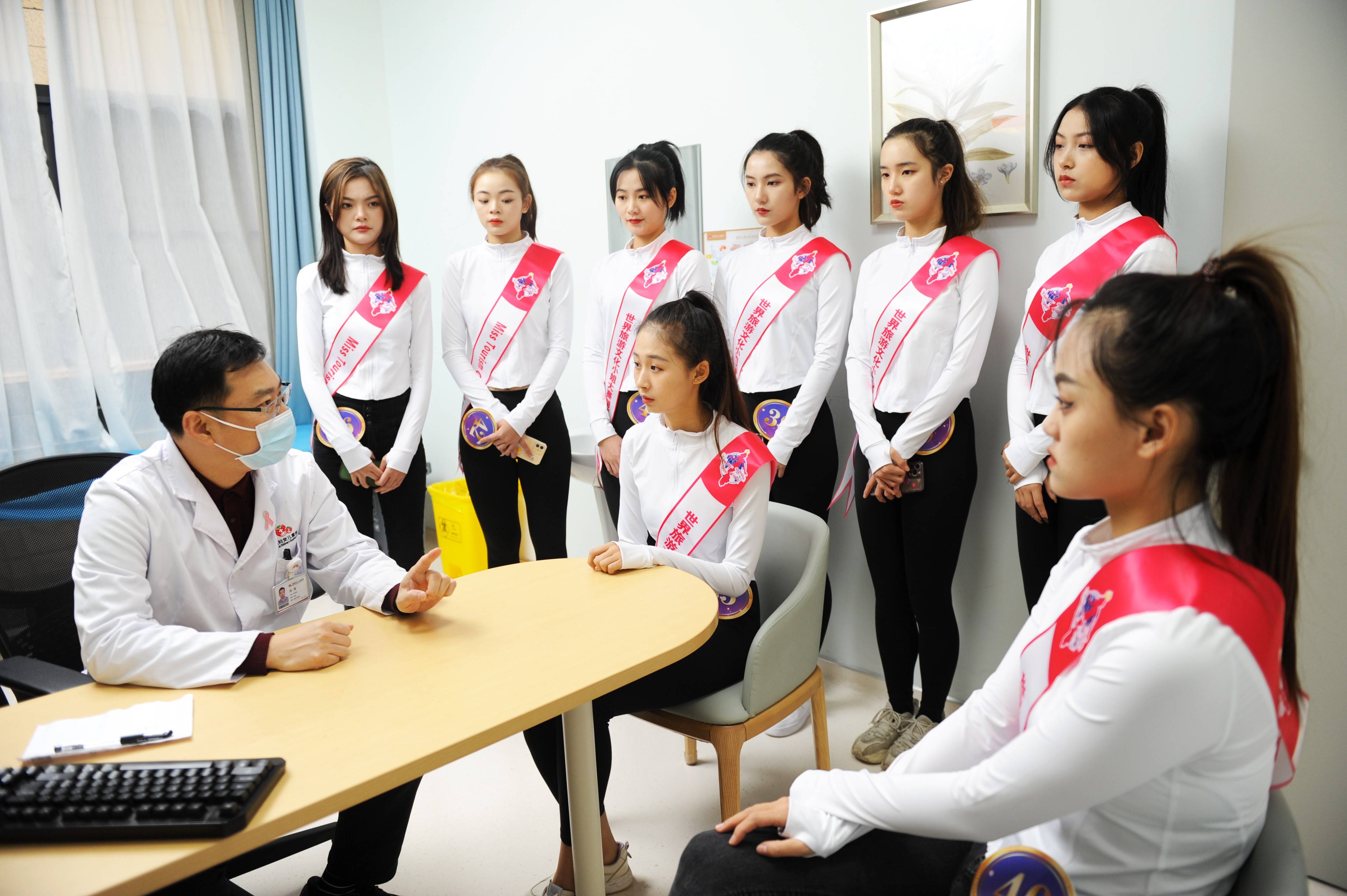 世界旅游文化小姐湖南40强佳丽首次亮相湖南妇女儿童医院!