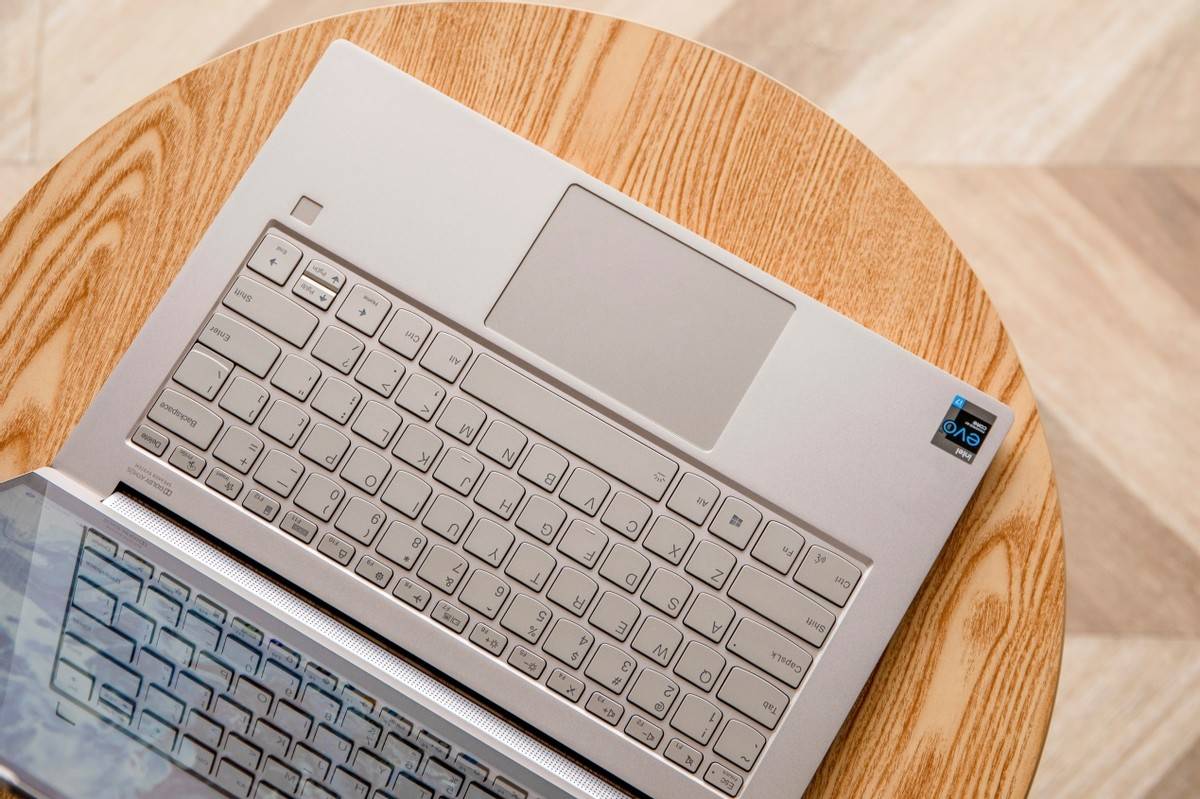 时刻待命,让办公成为一种享受的yoga pro 14c_视频剪辑_屏幕_性能