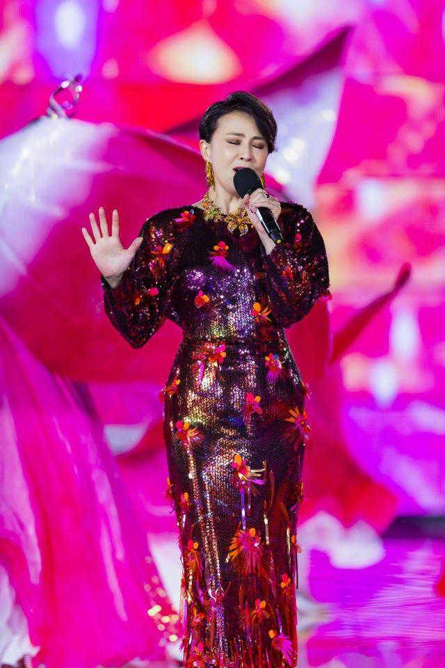 贵妇 54岁刘嘉玲气质全开!穿亮片连衣裙闪闪发光,穿出高级“贵妇”感