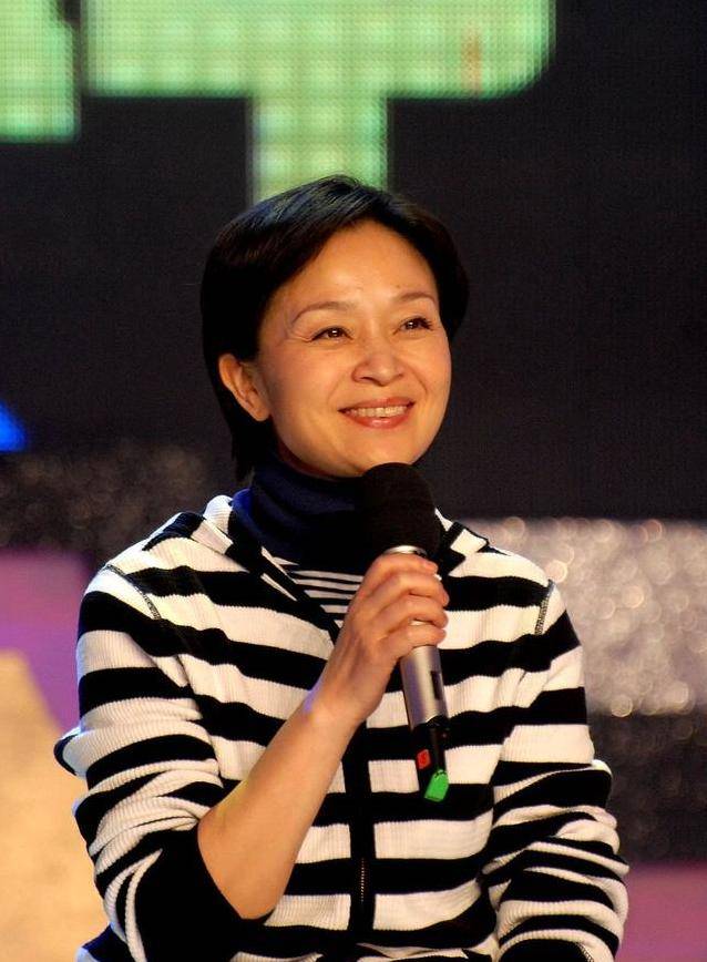 高领衫 “辣婆婆”刘莉莉扮起嫩来真不错，卫衣叠穿高领衫，好似俏皮学生