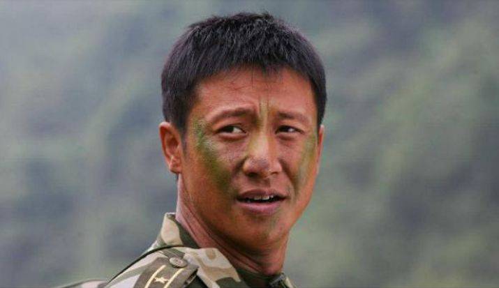 书名:《军事专家》 因贫穷被前妻抛弃 因在北方抚养孩子而成名