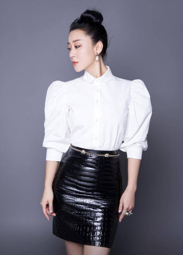 腰部 43岁苗圃美得高调，穿军绿色衬衫配阔腿裤气质全开，高级又大气