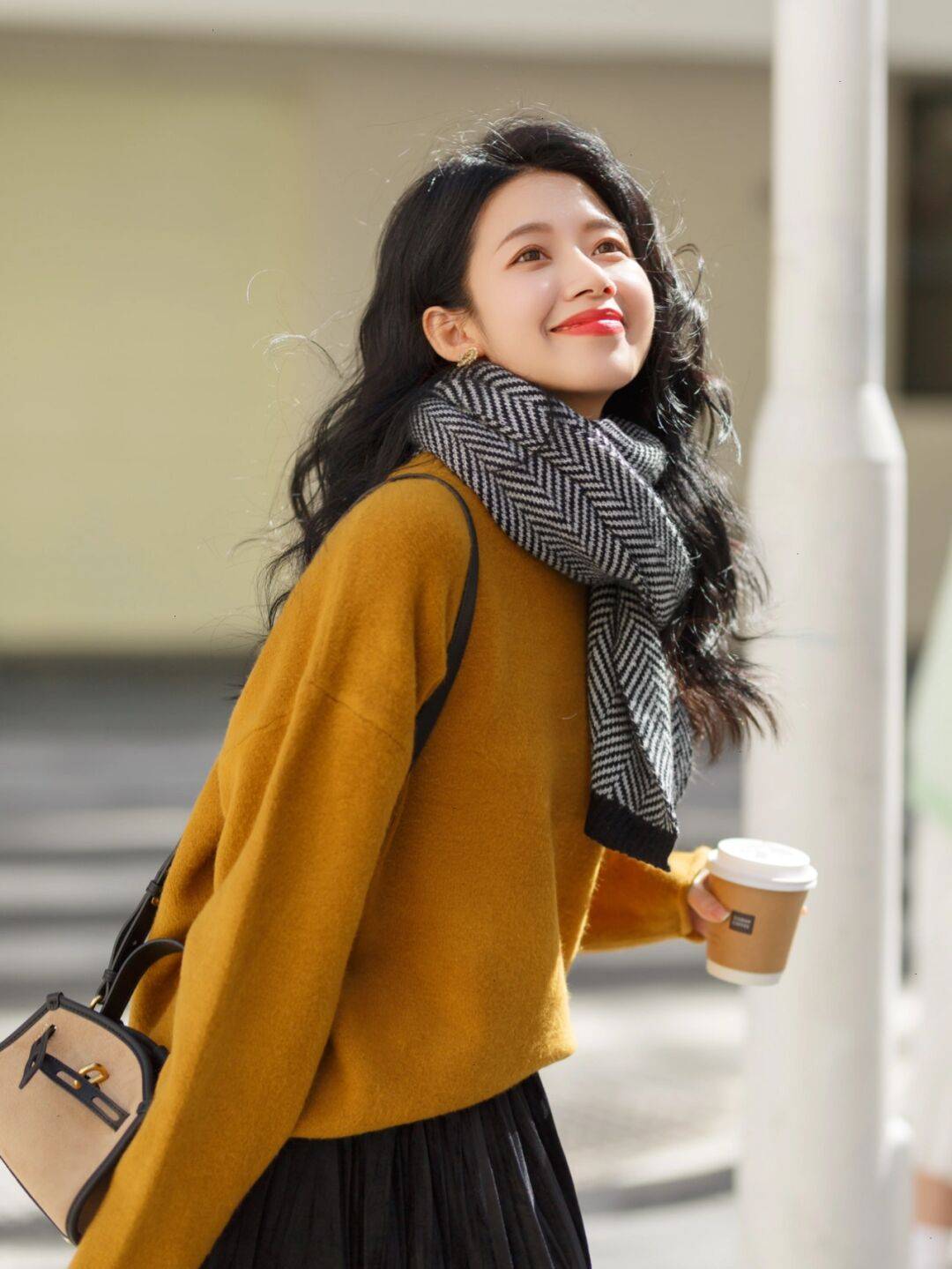 颜色 天冷了，为什么建议“毛衣搭配半身裙”，时髦精们的示范给你答案