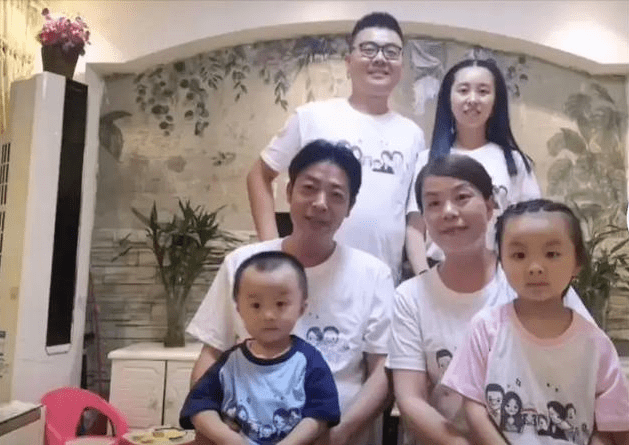 如今郭威和亲生父母之间的芥蒂已经彻底解开,在自己亲生父母身边,郭威