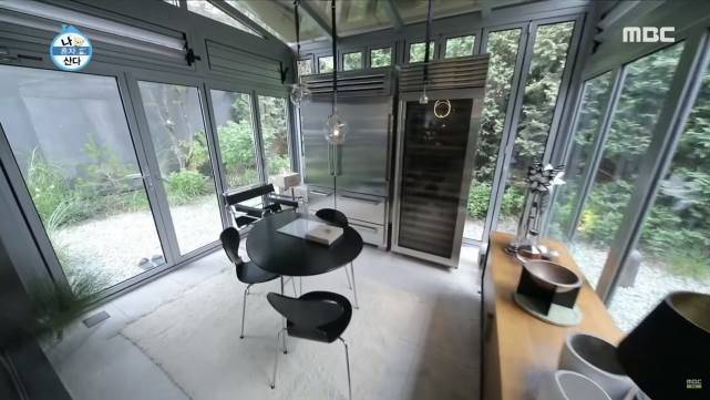 《地狱公使》刘亚仁"纯白3层质感豪宅"内装曝光