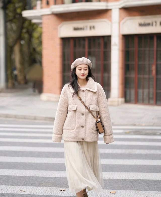 羊羔 在寒冷的冬天，不要只知道穿羽绒服，羊羔毛服装也很受宠