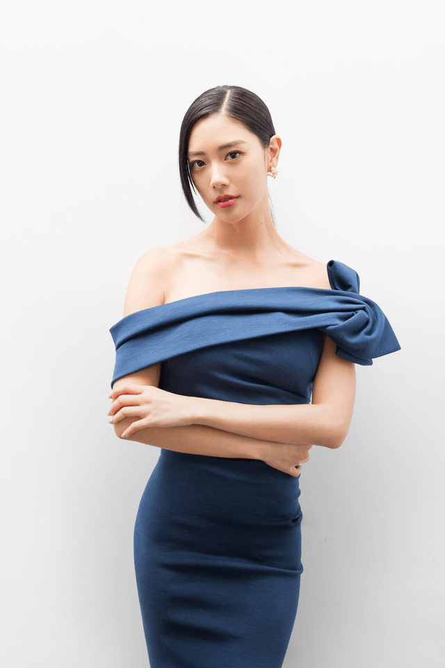 条纹 克拉拉真是“人间尤物”，穿蓝色连衣裙性感高挑，前凸后翘太撩人