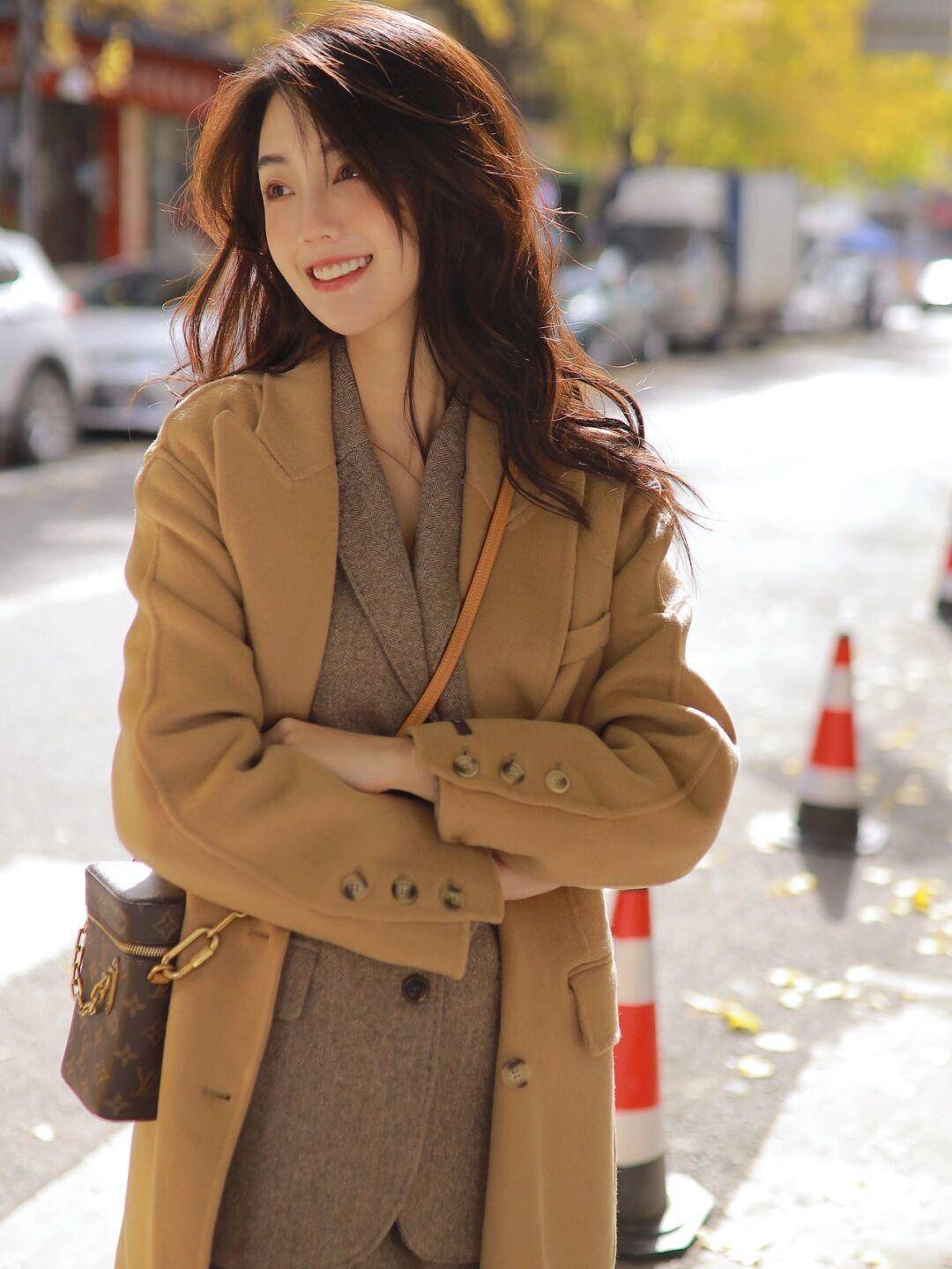 颜色 冬季搭配单品“买精不买多”，衣橱里要备“大衣”，舒适又时髦