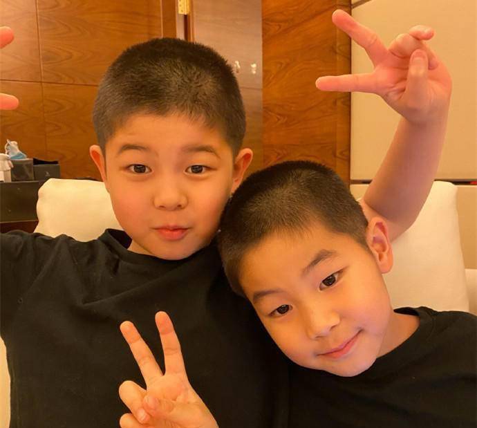 照相机|遗传沙溢易胖体质?胡可晒8岁安吉近照并吐槽:想念没有长胖的你