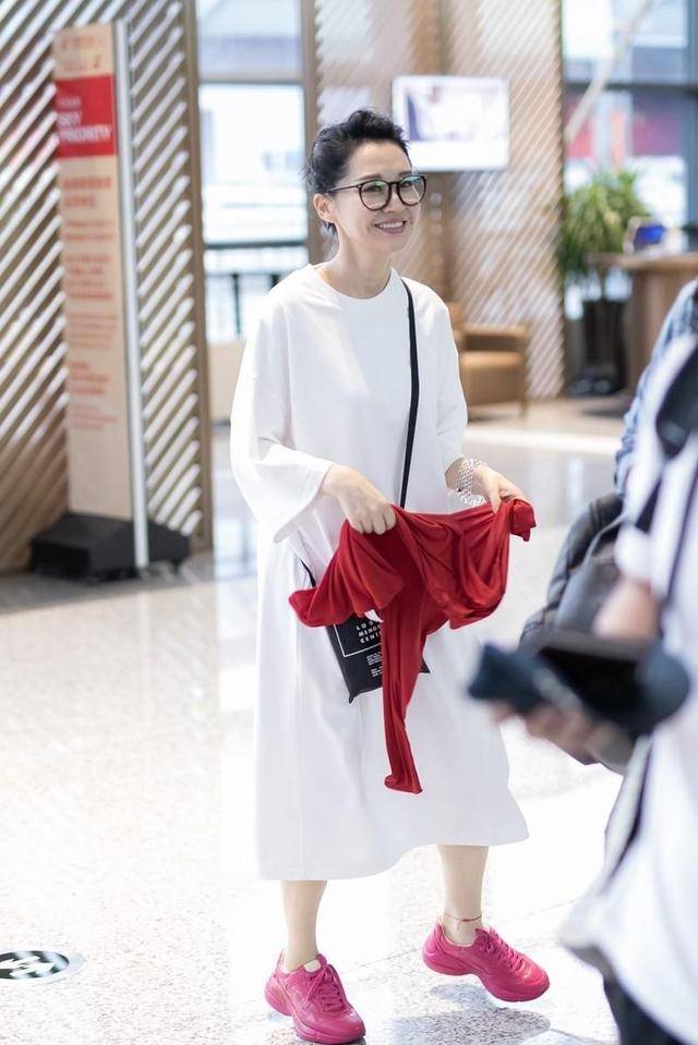身材 许晴无需装就很“嫩”，穿白色长T恤舒适减龄，状态宛如二八少女