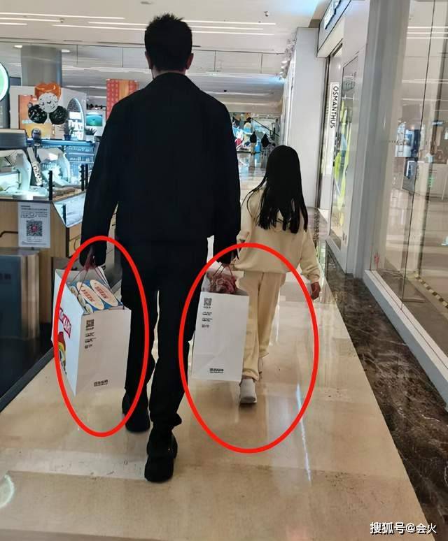 賈乃亮帶女兒買奶茶被偶遇！9歲甜馨個子高挑，手上拎兩個購物袋 娛樂 第4張