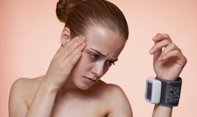 症状|“晨起”出现4个异常，多半是肝硬化前兆，一个不占，就偷着乐吧