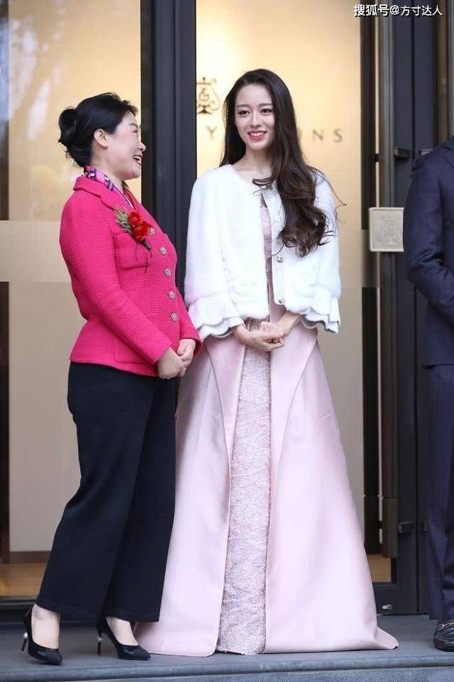 身材 吉娜又给郎朗长脸!一字肩配绒毛外搭优雅动人,不秀身材也很美