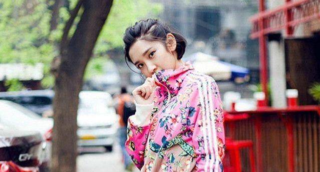 夏天 夏天也可以穿运动装，杨幂的搭配很甜美！