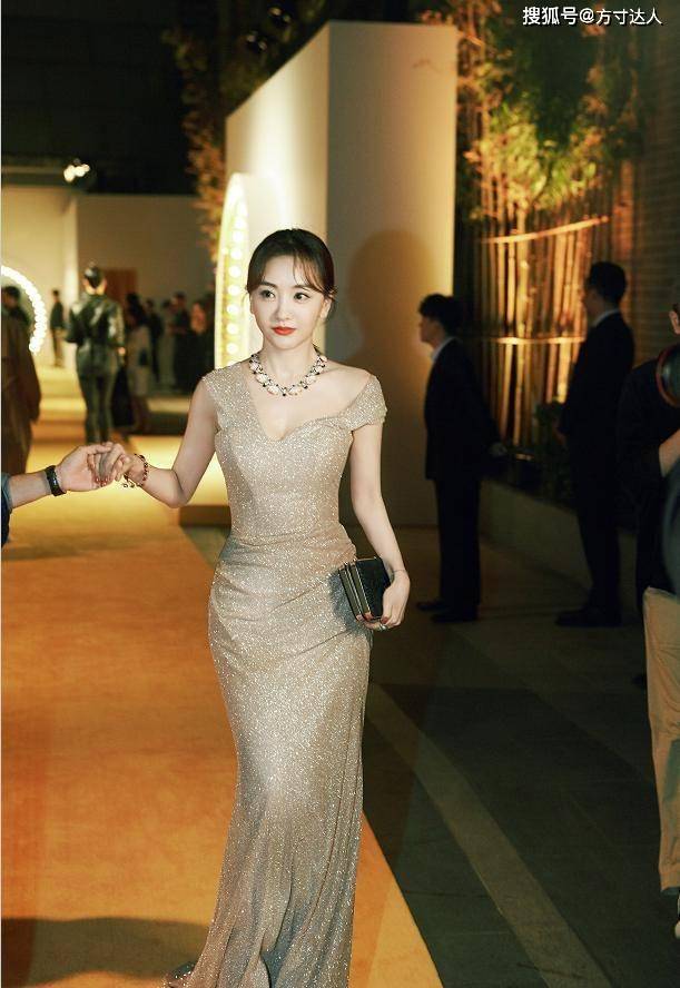 设计 “液体裙”被娱乐圈带火了！单穿时尚高级，比短裙还撩人