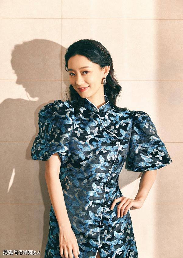 贾玲捧 被贾玲捧红的张小斐，气质原来这么高级，宽松穿搭却不影响秀身材