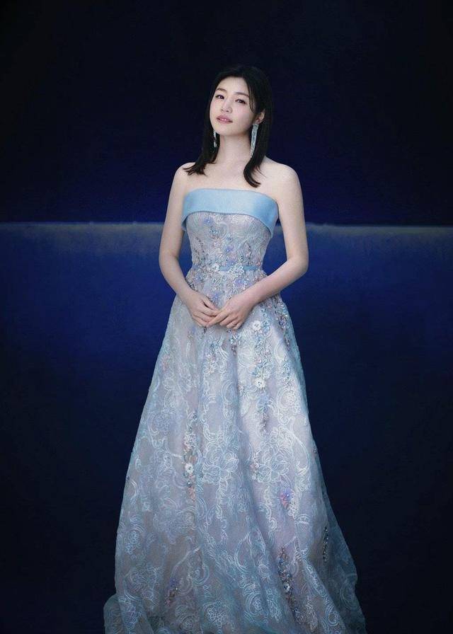 黑色 陈妍希终于性感一回！身穿黑色V领吊带裙优雅温婉，精致高级